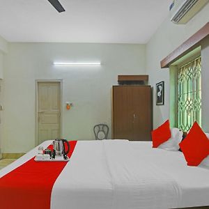 Hotel O Avi Gust House
